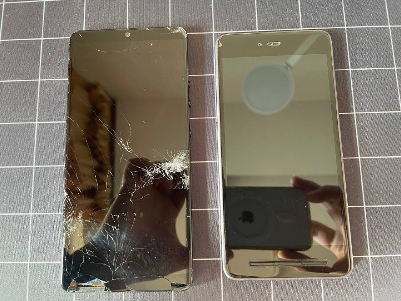中午在家翻到两个好久之前的锤子手机，唉，以前我也算个锤粉吧，不过这俩手机都是买给我爸妈的…😅给老年人用还是苹果比较好，不然安卓机随便就被安卓一堆垃圾应用